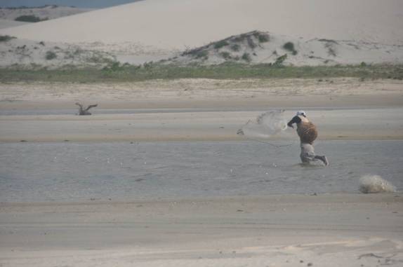 Pesca com rede numa das lagoas formadas na maré cheia, próximo a Jericoacoara - CE
